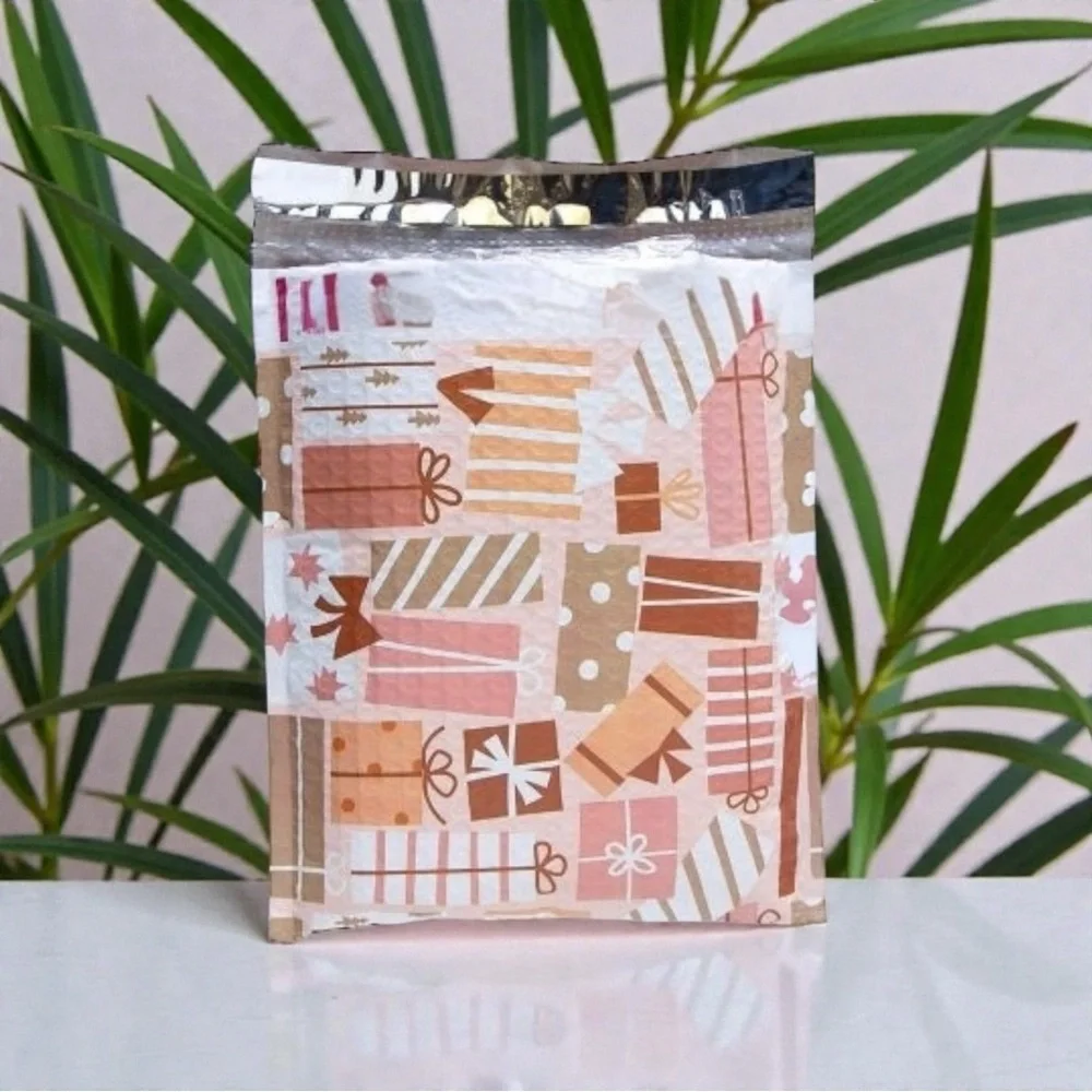 Gift Box Print Bubble Mailers 8.5" x 12" Pack of 10 - Picture 3 of 9